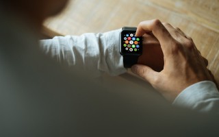 引领潮流的智能手表：苹果新款Apple Watch SE，无法错过的健康功能